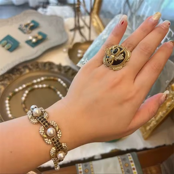 Antique Black Royal Bee Brass Ring - Picture 6 of 8